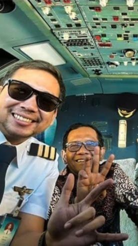 Mahfud MD Diajak Pilot Garuda Masuk Kokpit dan Salam 3 Jari, Ini Aturan Bagi Penumpang Pesawat