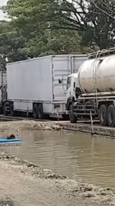 Kesal Jalur Pati-Rembang Rusak Bak Kubangan & Bikin Macet Panjang, Warga Sampai Renang Sebagai Bentuk Protes