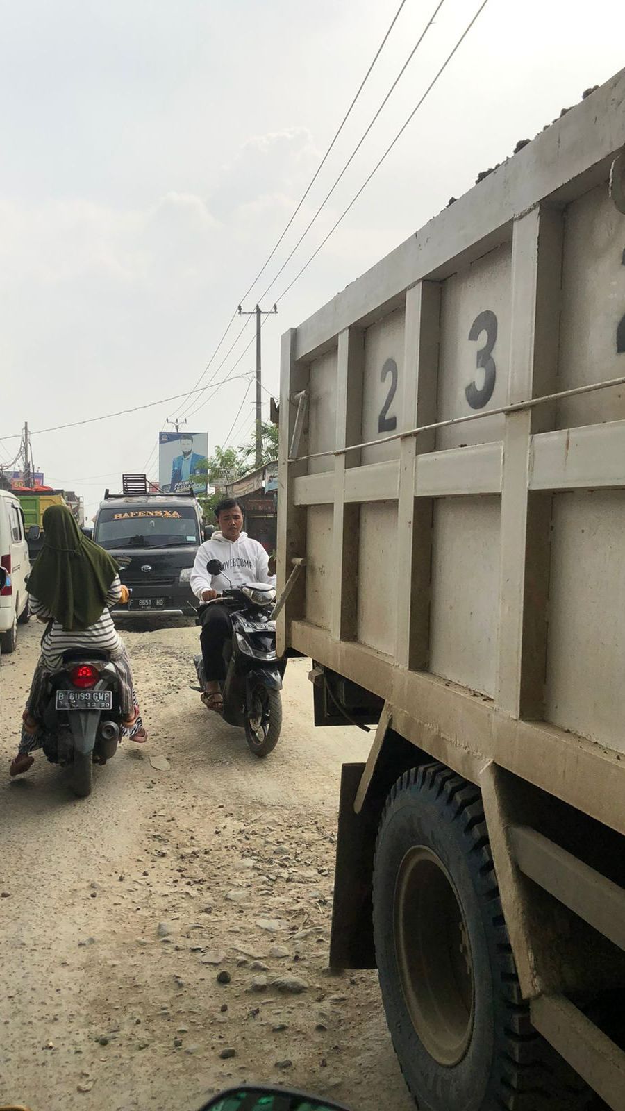 Nestapa Warga Parung Panjang: Jalan Rusak, Pasrah Lihat Truk Melintas Hingga Hirup Udara Kotor