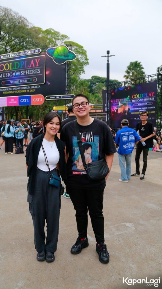 Berikut ini Beberapa Potret Umay Shahab yang nonton Konser Coldplay Pakai Kaos Dewa 19