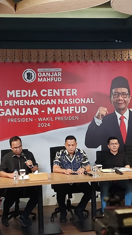 Ganjar-Mahfud Curiga Polisi Geruduk Kantor PDIP & Copot Baliho