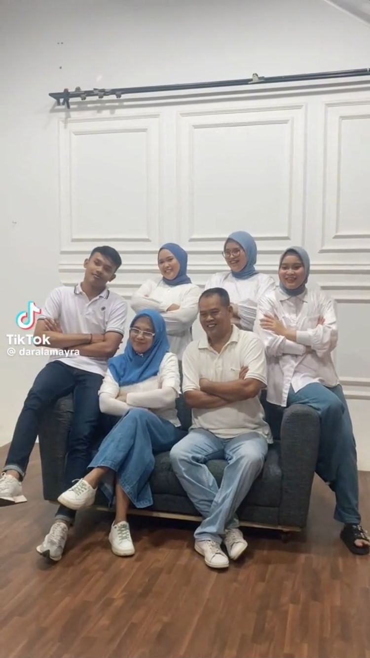 Momen Anak Ajak Orang Tua yang Sudah Cerai Foto Keluarga Ini Viral, Butuh Waktu 12 Tahun