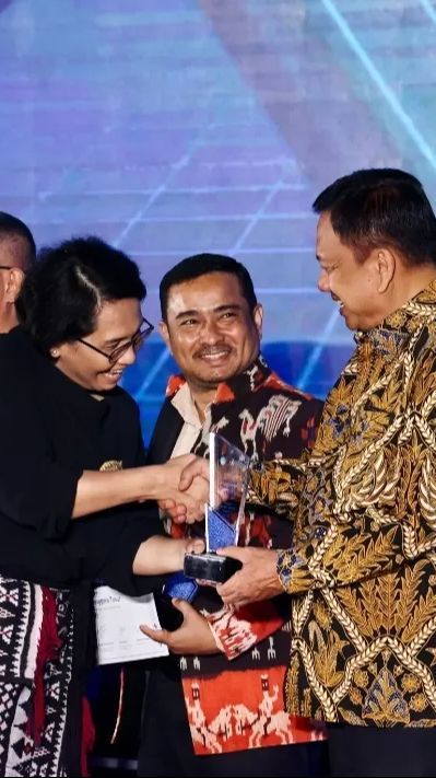 Gubernur Olly Dondokambey Raih Penghargaan Anugerah Kihajar Bidang Digitalisasi Pendidikan