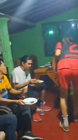 Viral Momen Duta Sheila on 7 Makan Bakmie Usai Voli, Akrab Bareng Warga