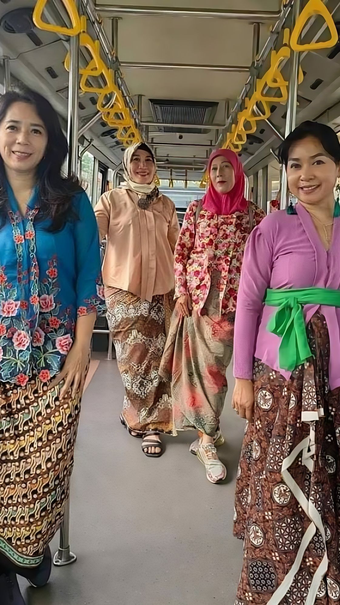 Potret Cantik Kelompok Perempuan di Tangerang Pakai Kebaya untuk Sehari-hari, Ada Misi di Baliknya