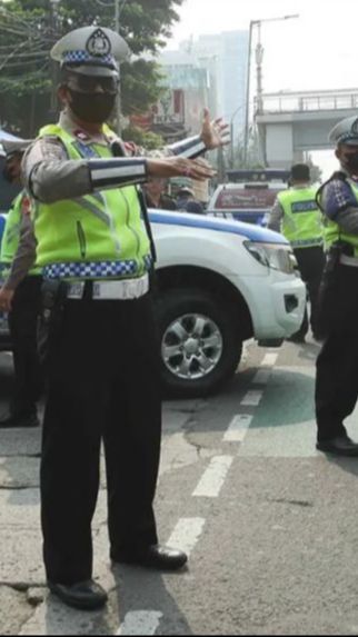 VIDEO: Apes! Pengendara Lawan Arah Dicegat Polisi, Langsung Auto Putar Balik, Untung Cuma Dinasihati