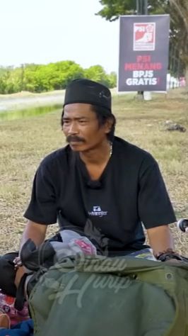 Cari Ketenangan, Pria Asal Dayak Ini Jadi Musafir Sudah 14 Tahun Sambil Bawa Tongkat Penawar Racun