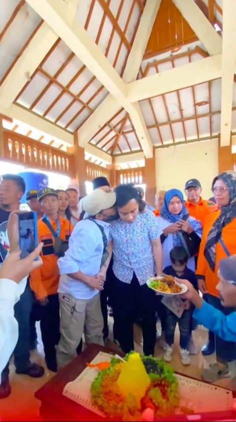 Lagi, Gibran Pasrah Dicium Bapak-bapak Berkumis setelah Pimpin Acara Pemotongan Tumpeng