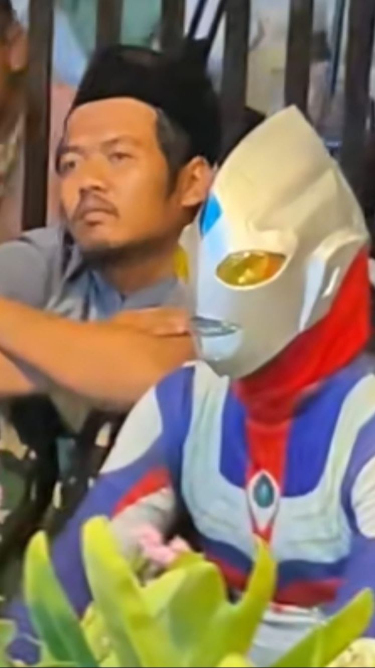 Viral Ultraman Datang ke Pengajian Gus Iqdam, Bikin Ngakak Warganet