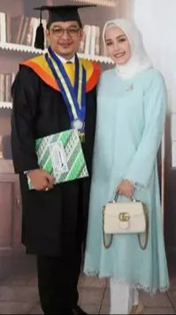 10 Potret Seleb Dampingi Suami Wisuda