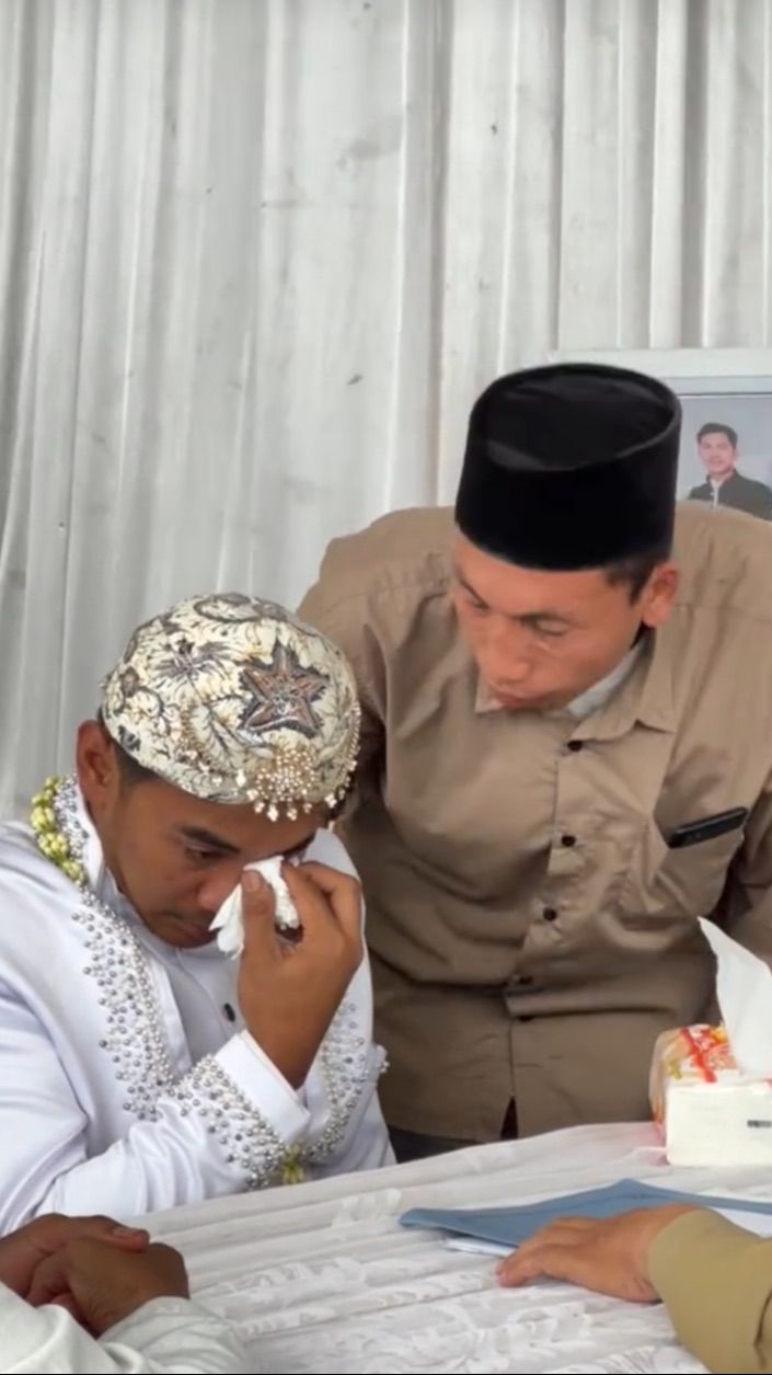 Teringat Almarhum Ayah dan Ibu, Mempelai Pria Ini Tak Kuasa Tahan Tangis saat Ucap Ijab Kabul