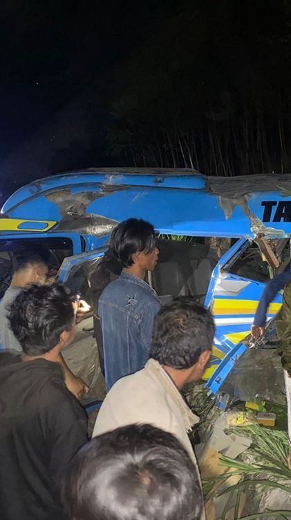 Kereta Probowangi Tabrak Minibus di Lumajang, 11 Orang Penumpang Tewas