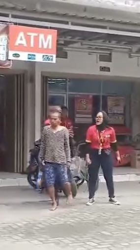 Viral Pegawai Minimarket di Medan Terlibat Adu Mulut dengan Pengamen, Aksinya Bikin Salut Warganet