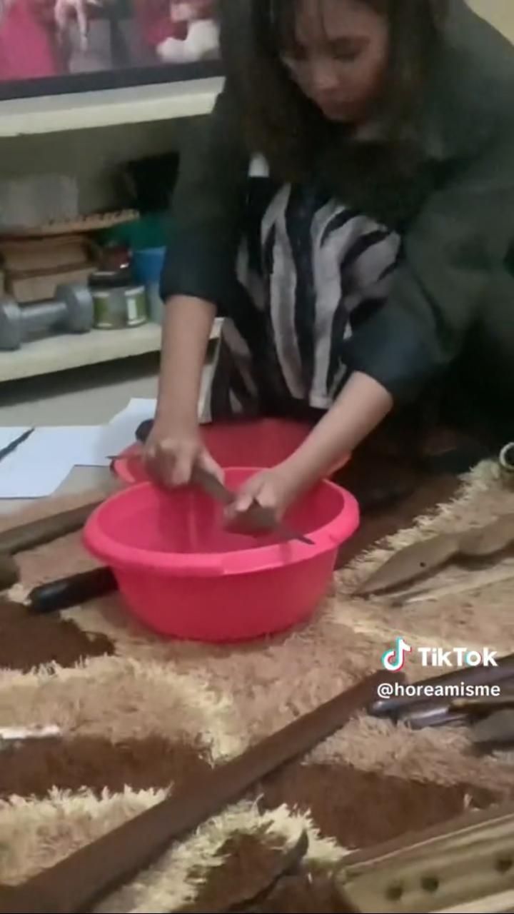 Viral Ibu Hamil Ngidam Masuk Rumah Sakit Terbengkalai hingga Mandikan Keris, Bikin Warganet Khawatir