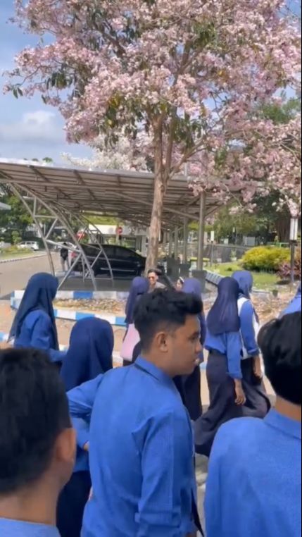 Foto Prewedding di Areal Kampus, Pasangan Ini Tersipu Malu Jadi Pusat Perhatian Rombongan Murid SMA