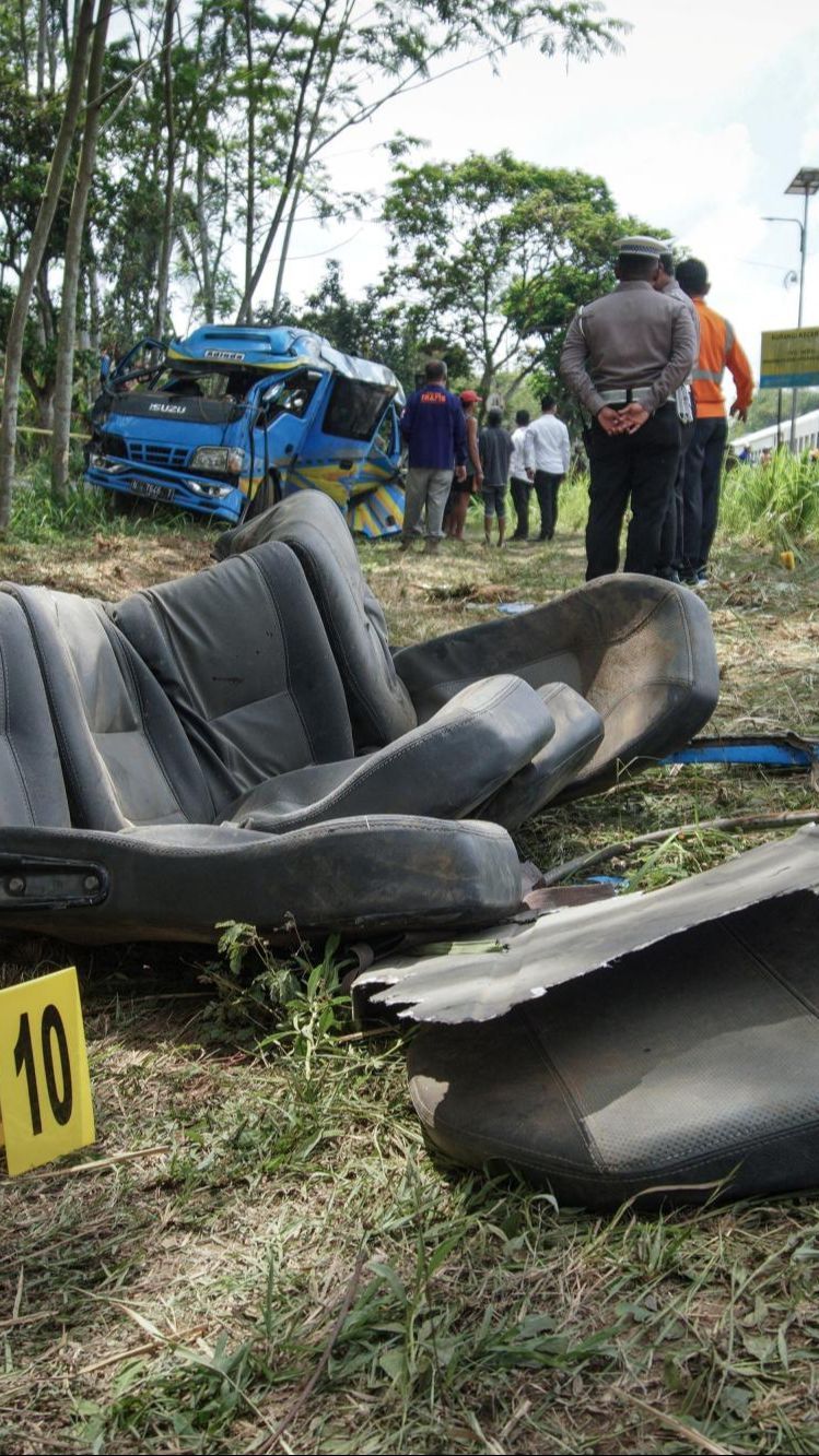 FOTO: Kondisi Ringsek Mini Bus Elf yang Tewaskan 11 Penumpang Usai Tertabrak KA Probowangi di Lumajang