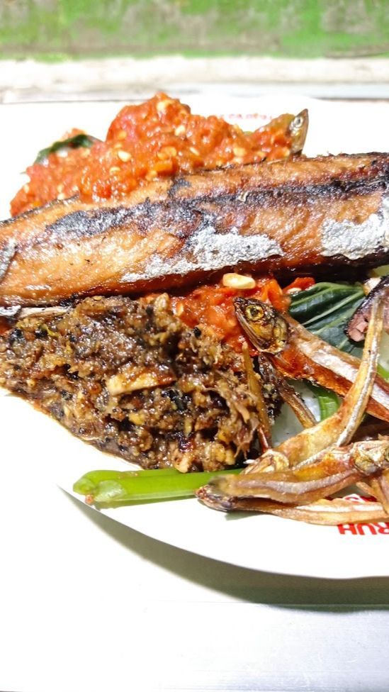 Warung Legendaris di Pasar Surabaya Cuma Jualan Nasi Sambal tapi Selalu Ramai Pembeli, Penjualnya Tak Berhenti Ngulek