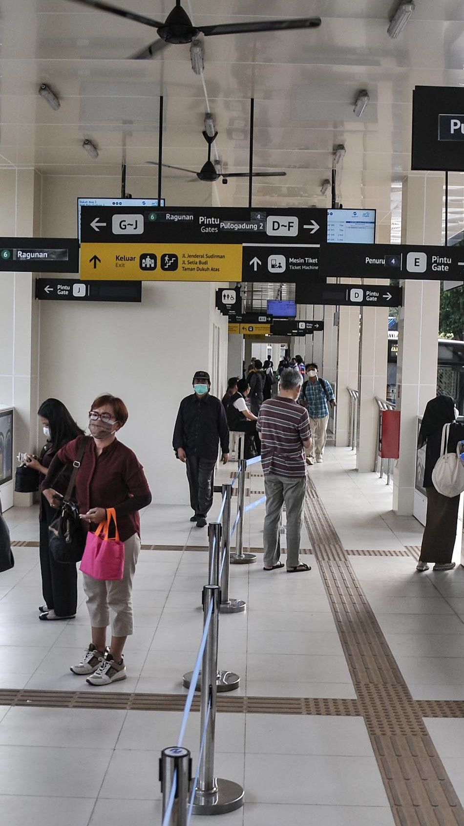 Halte Gatot Subroto Jamsostek Direvitalisasi, TransJakarta Sediakan Bus Stop untuk Angkut Penumpang