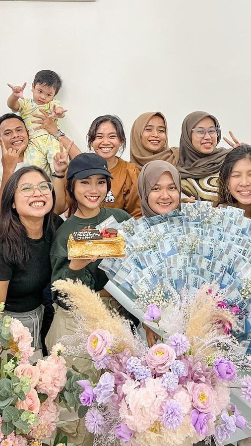 7 Potret Fuji Rayakan Ulang Tahun Asistennya, Beri Bucket Uang Jutaan Rupiah Hingga Bikin Netizan Heboh