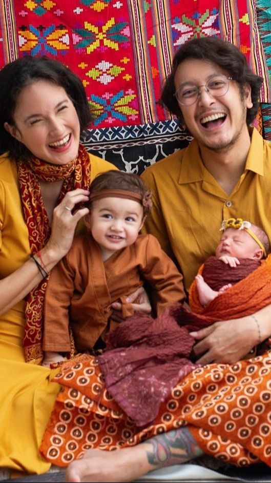 Foto-Foto Dimas Anggara Momong Anak, Siap Makan Mandi Ngebut Bagi Tugas sama Nadine Chandrawinata