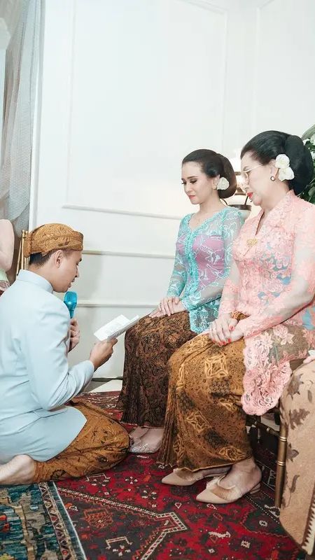 5 Potret Anggun Ayushita Kenakan Kebaya Saat Restui Sang Adik Menikah Duluan di Momen Langkahan, Cantik Khas Mba-Mba Jawa