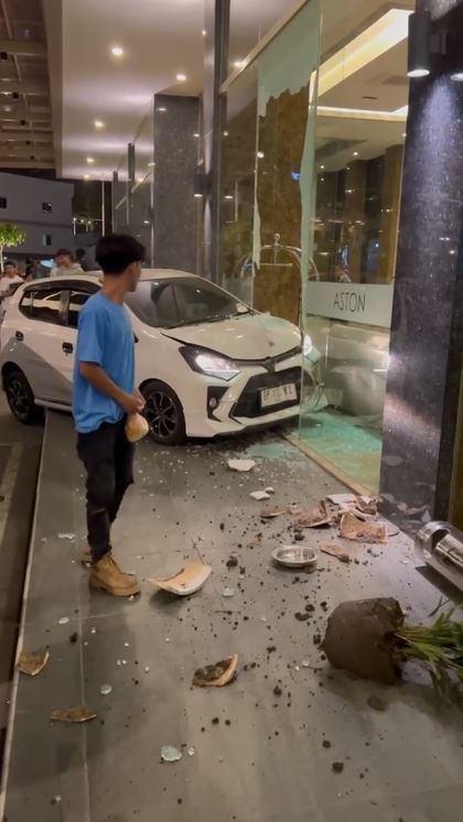 Mobil Matik Tabrak Lobi Hotel di Batam Ini Viral, Pengendara Diduga Salah Injak Pedal