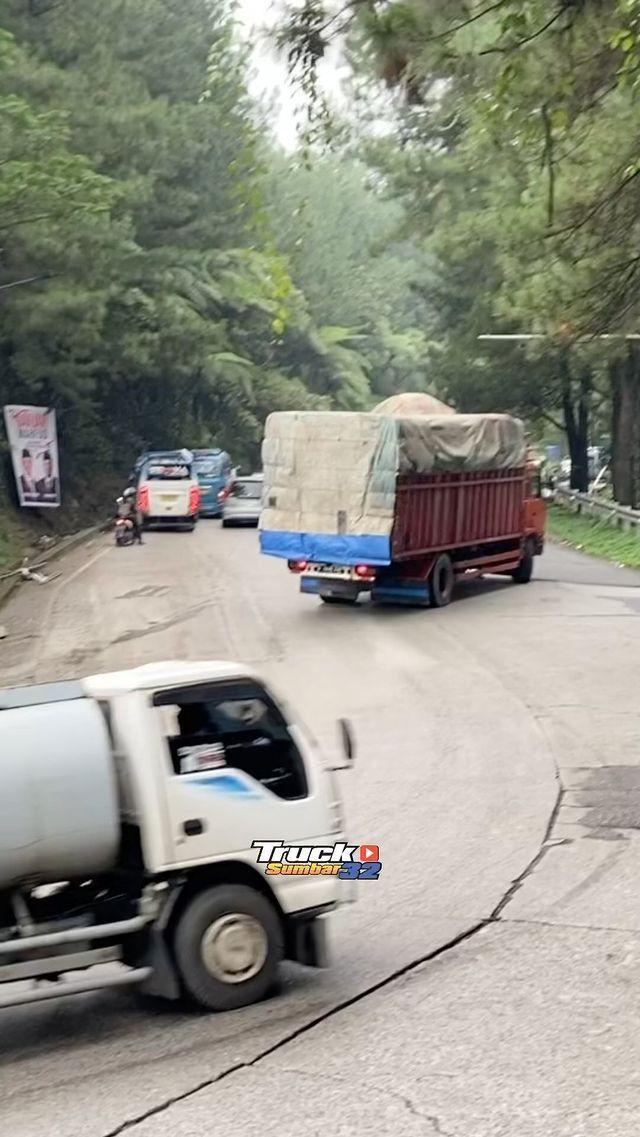 VIDEO: Detik-Detik Truk Bermuatan Beras Terguling di Tikungan Panorama 1 Sitinjau Lauik