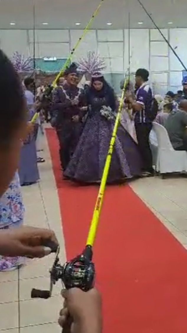 Viral Pengantin Ini Gelar Pernikahan Bak Pedang Pora Tapi Pakai Alat Pancing, Alasannya Curi Perhatian