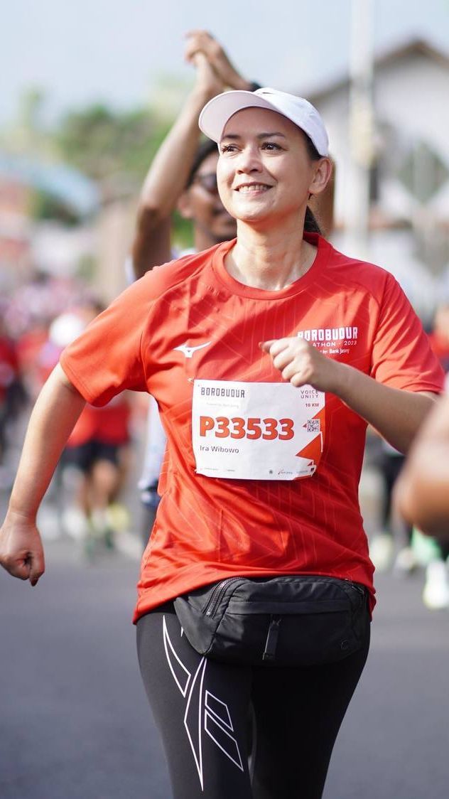 Ini 8 Potret Ira Wibowo Ikut Marathon di Usia 55 Tahun, Kaki Ramping Bikin Salfok Netizen