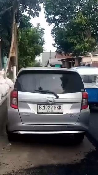 Viral Aksi Mobil Parkir Sembarangan, Bikin Setengah Jalan Tak Sempurna Diaspal