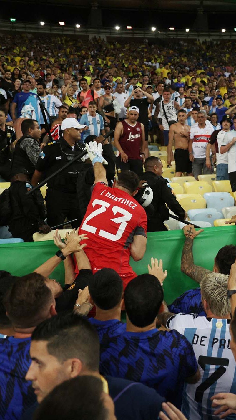 FOTO: Jadi Sorotan, Ini Momen Kiper Argentina Ngamuk Ajak Duel Polisi yang Pukuli Suporter di Brasil