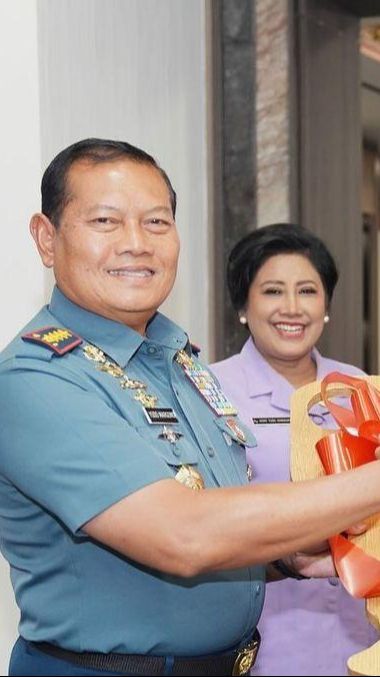 Tak Hanya Tongkat Komando, Laksamana Yudo Serahkan Kunci Rumah Dinas ke Panglima TNI Jenderal Agus Subiyanto