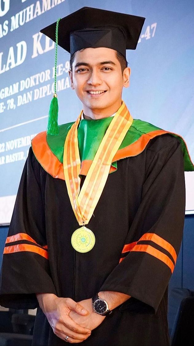 Diterpa Isu Cerai dengan Ria Ricis, Potret Teuku Ryan Wisuda S2 - Dapat IPK 3,92 & Istri Tak Hadir