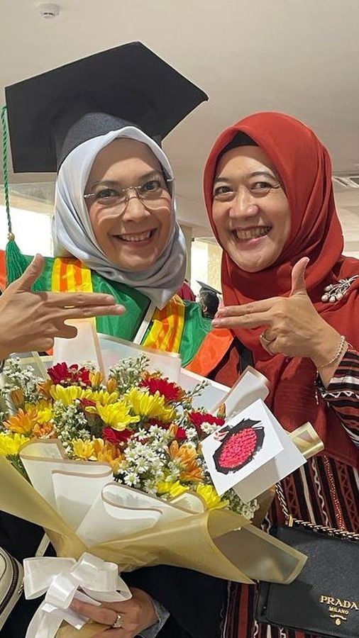 Momen Bahagia Eksanti Akhirnya Raih Gelar Sarjana di Usia 52 Tahun, Tak Gentar Selesaikan Kuliah Meski Usia Tak Muda Lagi