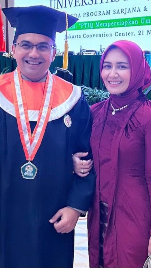 8 Potret Bahagia Sahrul Gunawan Wisuda Magister, Didampingi Istri