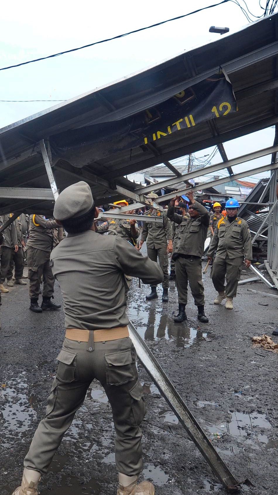 Satpol PP Tertibkan Puluhan Kafe Tak Berizin di Kolong Jembatan Cilincing