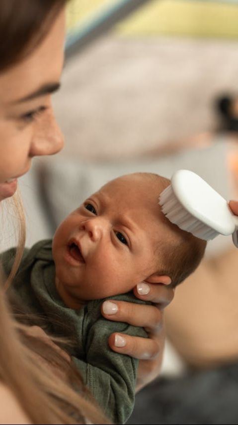 8 Cara Menebalkan Rambut Bayi secara Alami