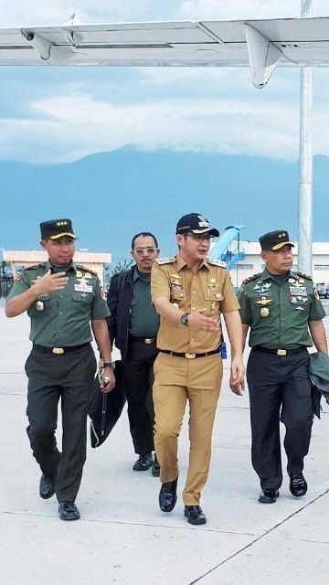 Potret Panglima TNI Jenderal Agus Zaman Danrem Pangkat Kolonel, Gagah Bawa Tongkat Komando