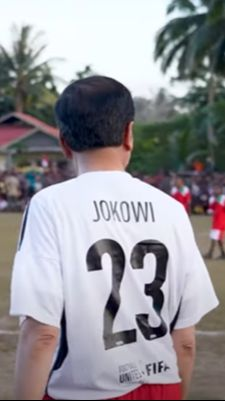 Jokowi Lincah Main Bola di Tanah Biak, Ada Momen Kejutan Tempelkan Jidat ke Tiang Gawang