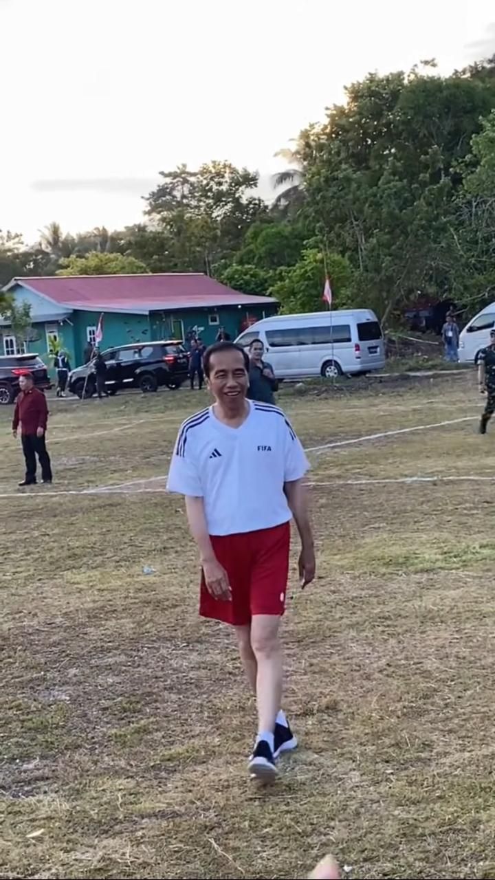 Viral Momen Jokowi Main Bola Bareng Anak-anak di Papua, Netizen Salah Fokus dengan Kaki Sang Presiden