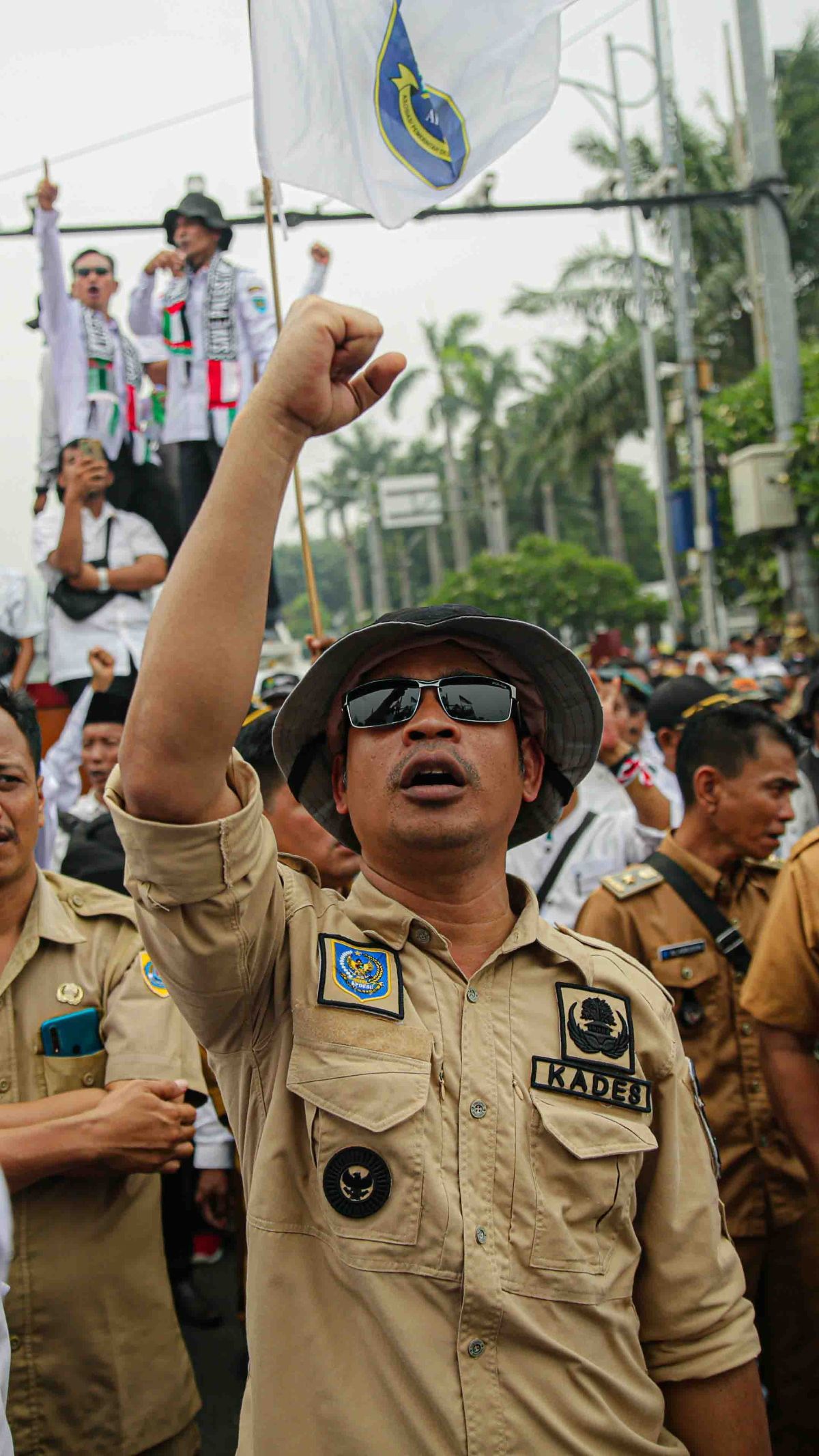 FOTO: Massa Geruduk DPR Tuntut RUU Desa Disahkan Demi Perpanjang Jabatan Kades 9 Tahun