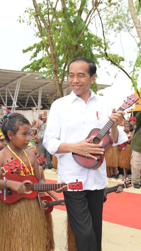 Momen Keseruan Jokowi Main Ukulele Bersama Pelajar di Pantai Semau Papua