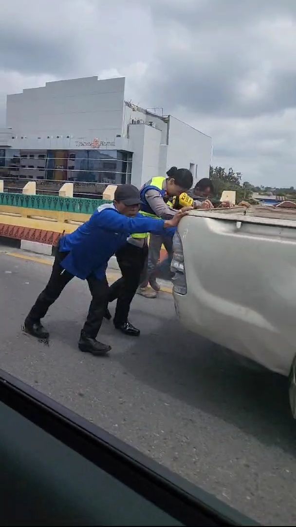 Viral Aksi Polwan Bantu Dorong Mobil Mogok di Flyover, Ternyata Sosoknya Bukan Polisi Sembarangan