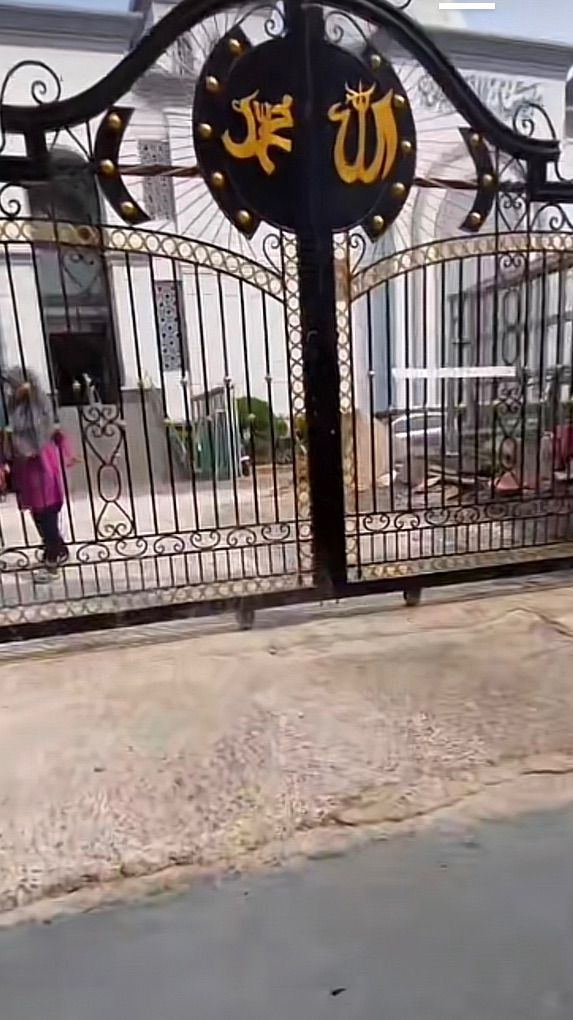 Viral Rumah Berada di Dalam Kompleks Masjid, Begini Penampakannya