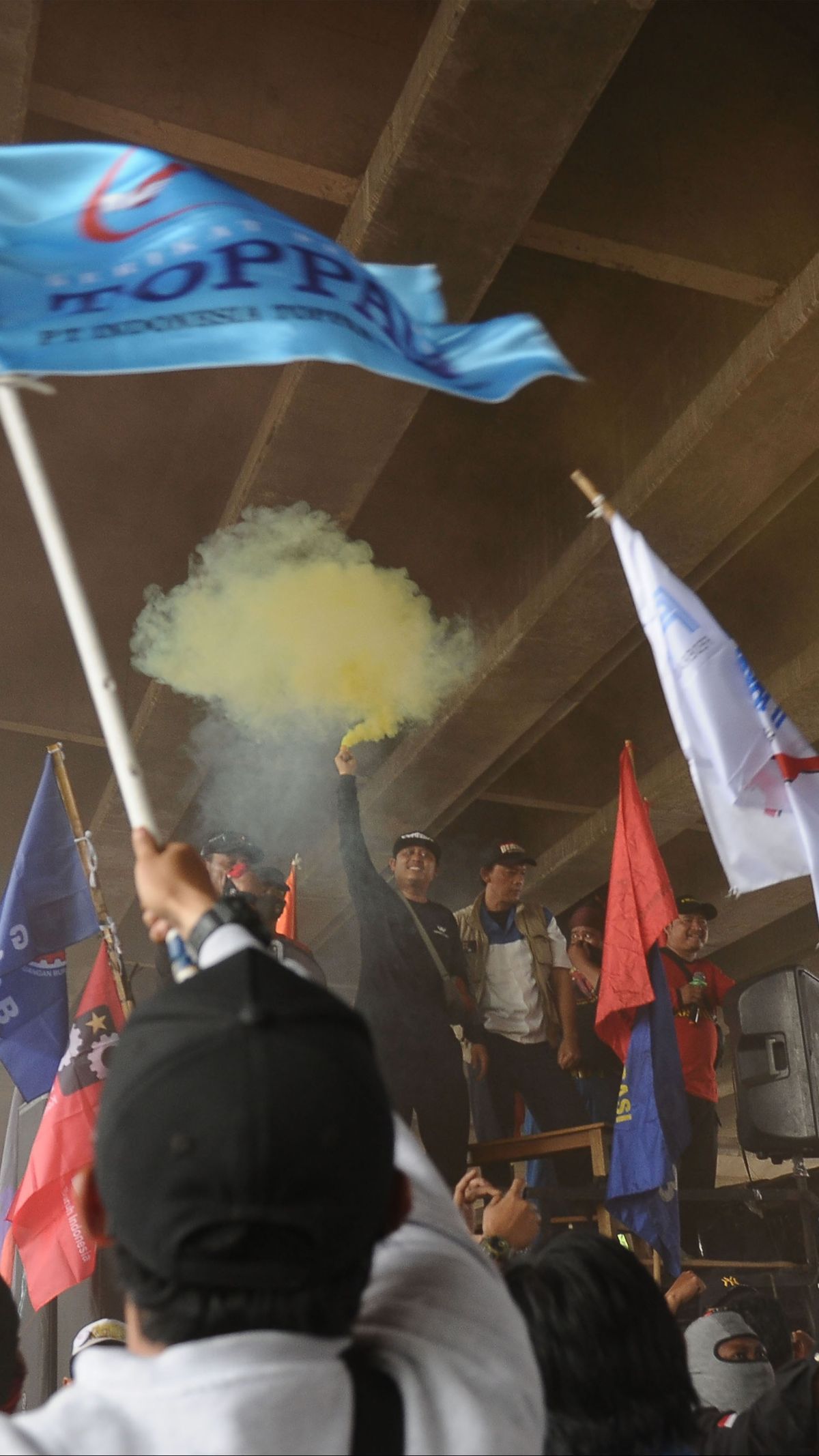 FOTO: Tuntut Kenaikan Upah, Ribuan Buruh di Bekasi Nekat Blokade Jalan hingga Lalu Lintas Lumpuh Total