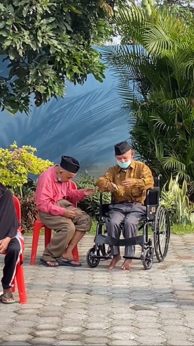 Kenal Sejak Kecil, Kisah Persahabatan Dua Lansia di Panti Jompo Ini Curi Peratian