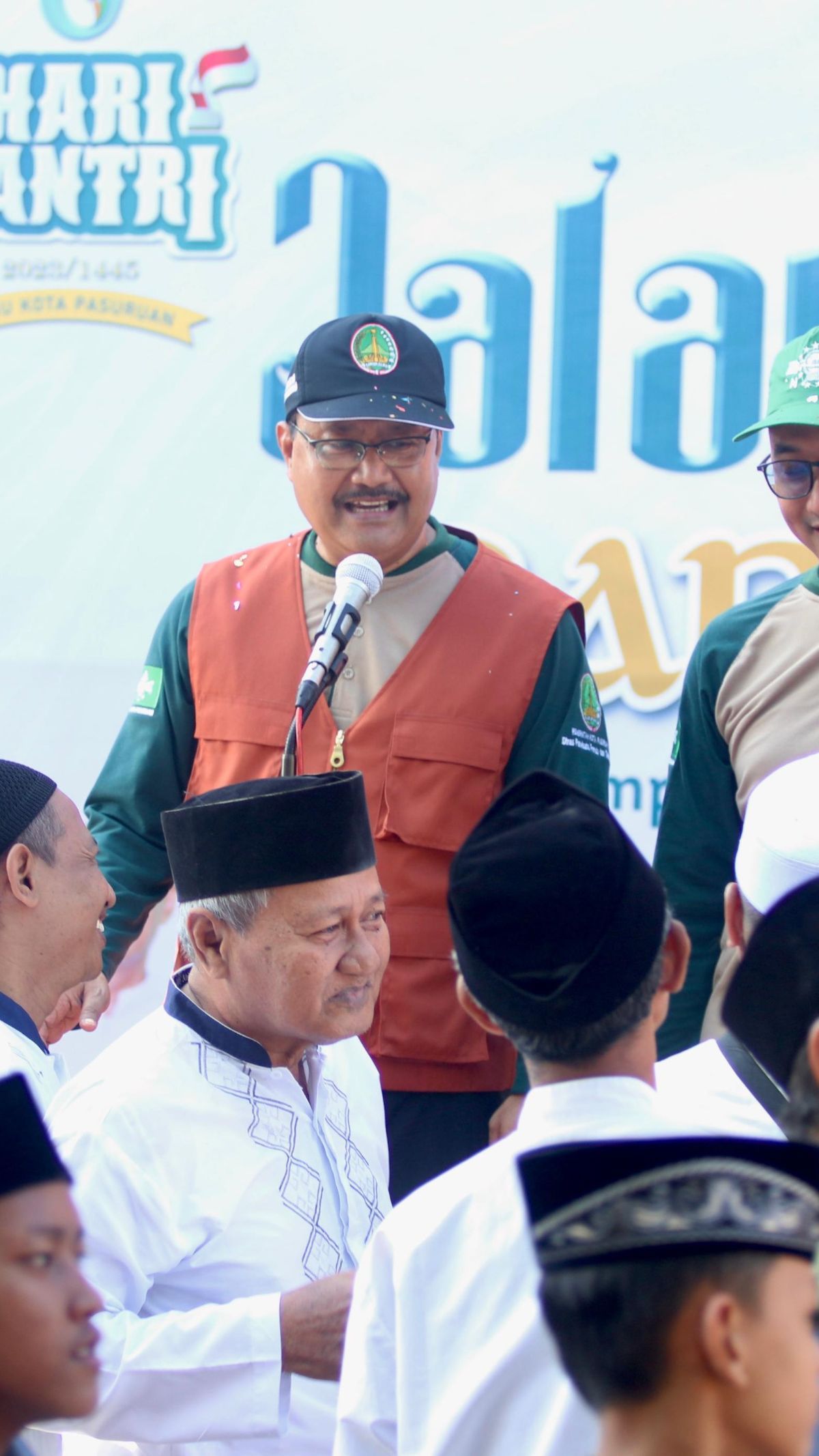 Jalan Sehat Sarungan, Gus Ipul Harap Warga Bantu Kota Pasuruan Jadi Kota yang Bersih & Tertib