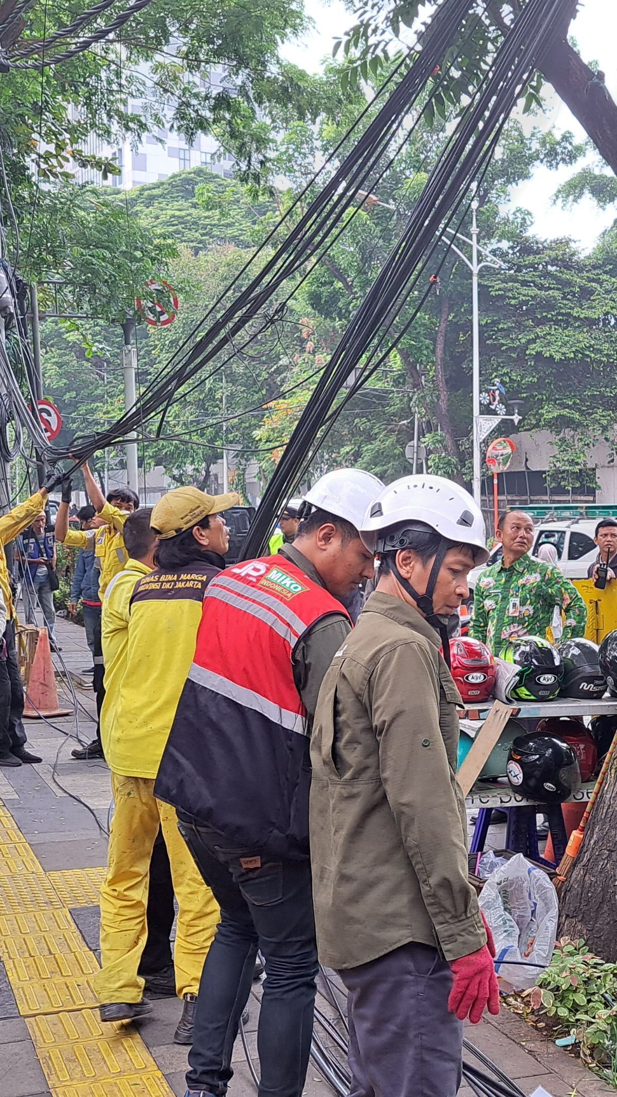 Pemprov DKI Tertibkan Kabel Semrawut di Senopati