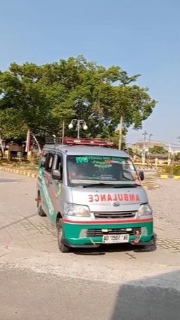 Ambulans Kosong Bunyikan Klakson dan Lampu Turbo Bikin Bayi Kaget, Sopir Ditempeleng Seorang Ibu