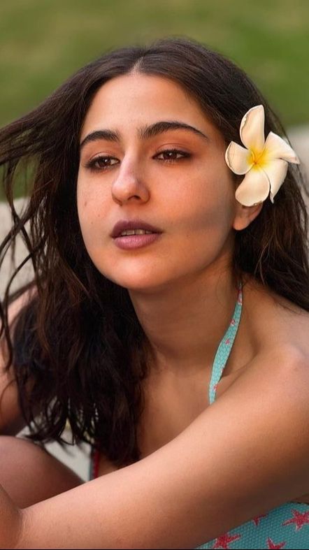 Pamer Perut Rata, 7 Potret Sara Ali Khan Liburan di Pantai